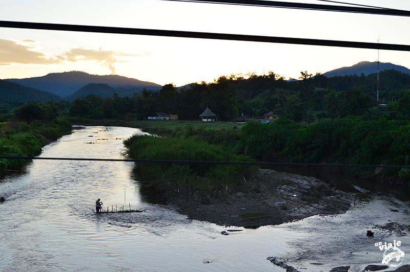 Atardecer en el memorial bridge de Pai, Tailandia.