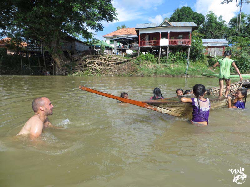 Jugando con unos niños en el río Mekon, en Laos.
