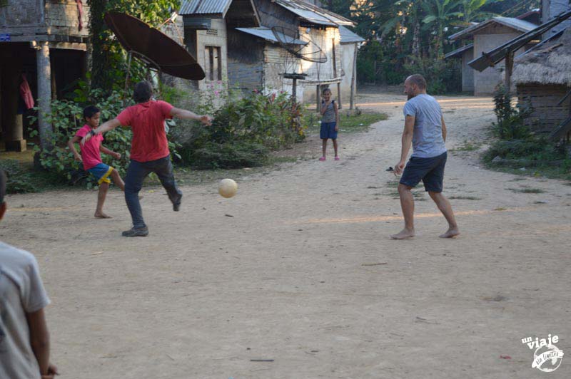 Jugando al futbol con los niños de un poblado de Laos.