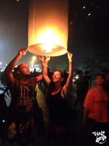 lanzando linternas en el Loy Krathon de Chiang Mai.