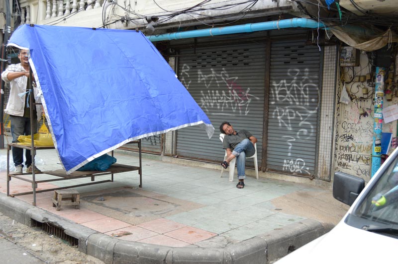Montando un puesto de ropa en Bangkok, Tailandia.