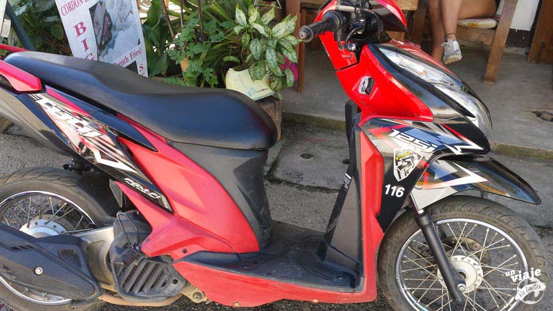 Moto de alquiler para recorrer por tu cuenta Pai, Tailandia.