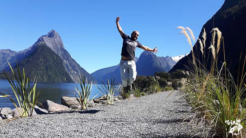 Saltando en el fiordo de Milford Sound, Nueva Zelanda.