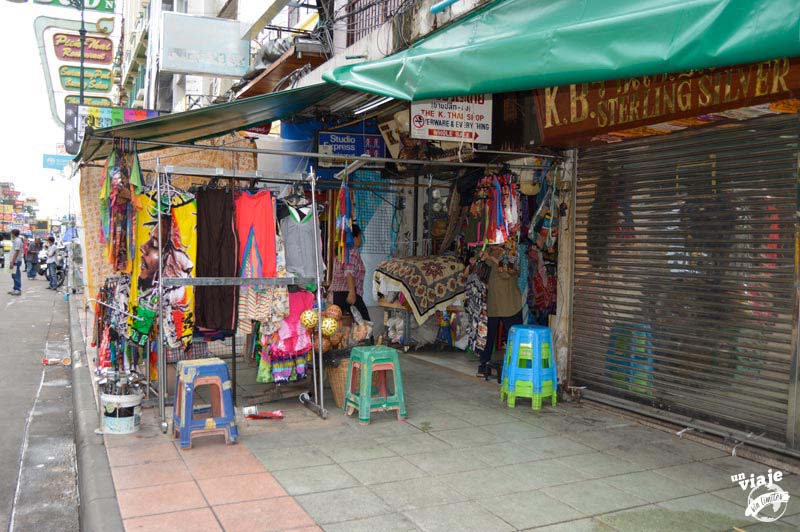 Montando un puesto de ropa en Bangkok, Tailandia.
