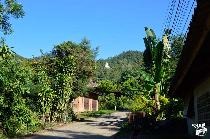 Recorriendo las calles de Pai en moto alquilada.