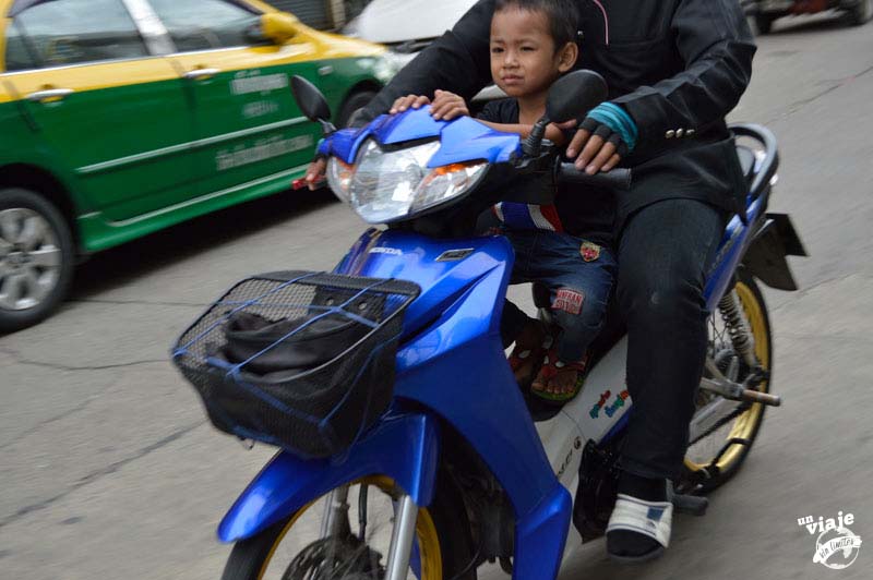 Niños en moto, Tailandia.