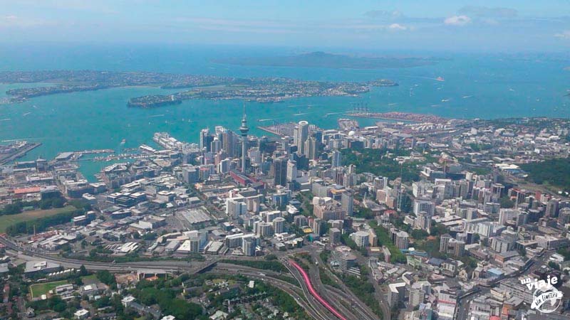 Toda la ciudad del Auckland desde el aire.