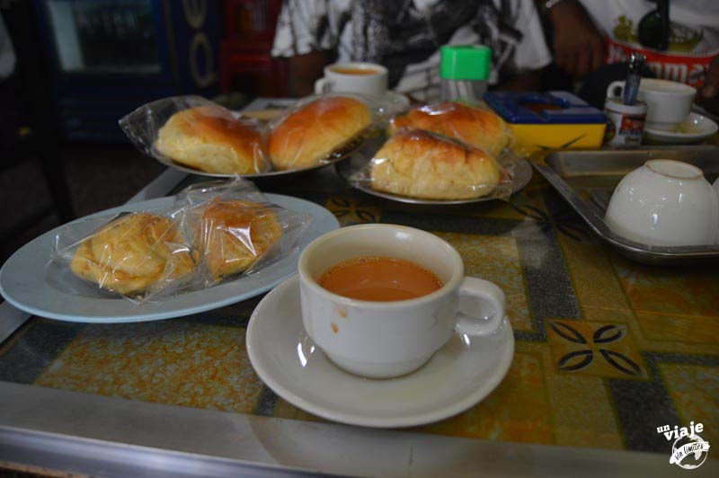 Desayuno en un restaurante local de Myanmar.