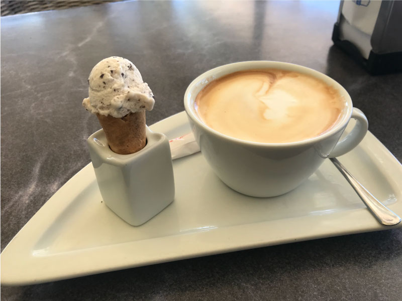 Helado de después de comer, en la playa de burriana, nerja.