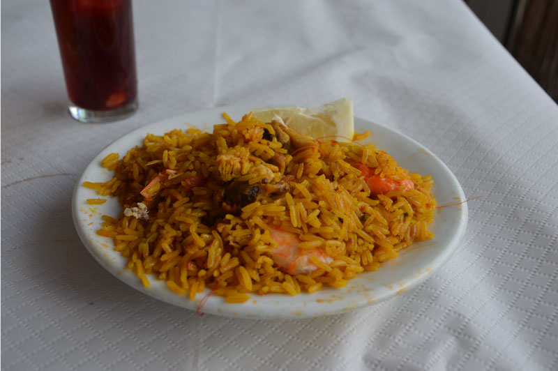 Plato de paella del restaurante ayo, donde comer en Nerja.