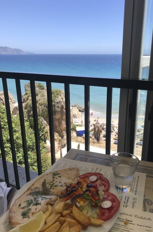Pez espada en un restaurante de Nerja con vistas al mar.