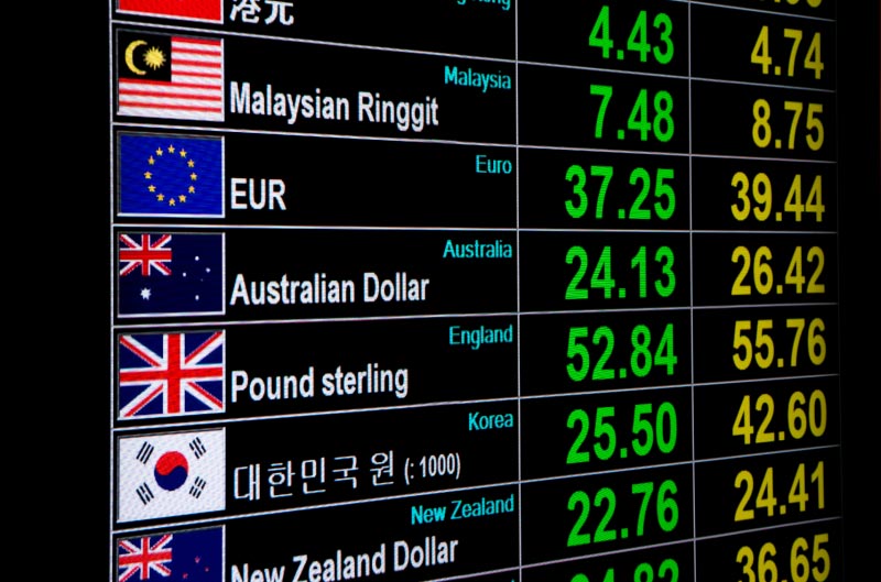 Pantalla de cambio de moneda para sacar dinero en Tailandia.