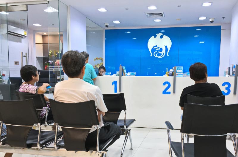 Sacar dinero de un banco de Tailandia sin comisión.