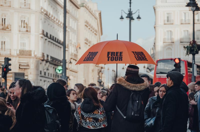 Un guía haciendo un free tour en Madrid.