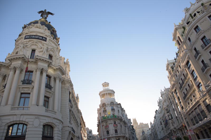 Comienzo de la Gran Vía de Madrid, edificio Metrópolis.