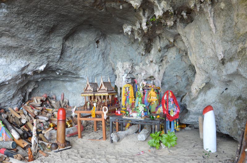 Phra Nang Cave, cueva con esculturas de penes den Railey, Krabi, Tailandia.
