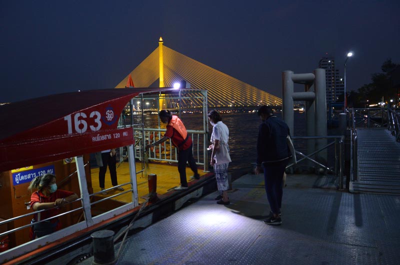 Ferry bandera naranja para viajar por Bangkok en transporte publico.