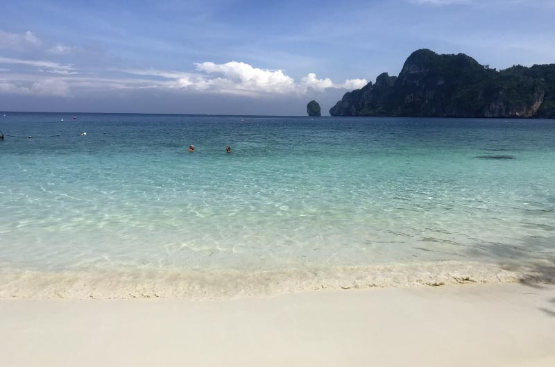 Monkey beach, que ver en Koh Phi Phi, Tailandia.