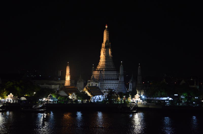 Wat Arun por la noche desde el bar de la Sala Rattanakosin, en Bangkok.