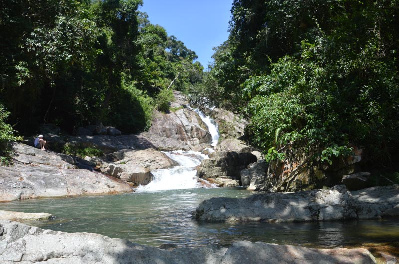 Trekking senderismo hasta la cascada hin lat, en koh samui, tailandia.