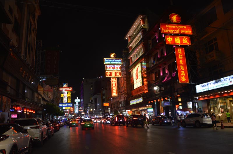Chinatown o barrio chino de Bangkok por la noche.
