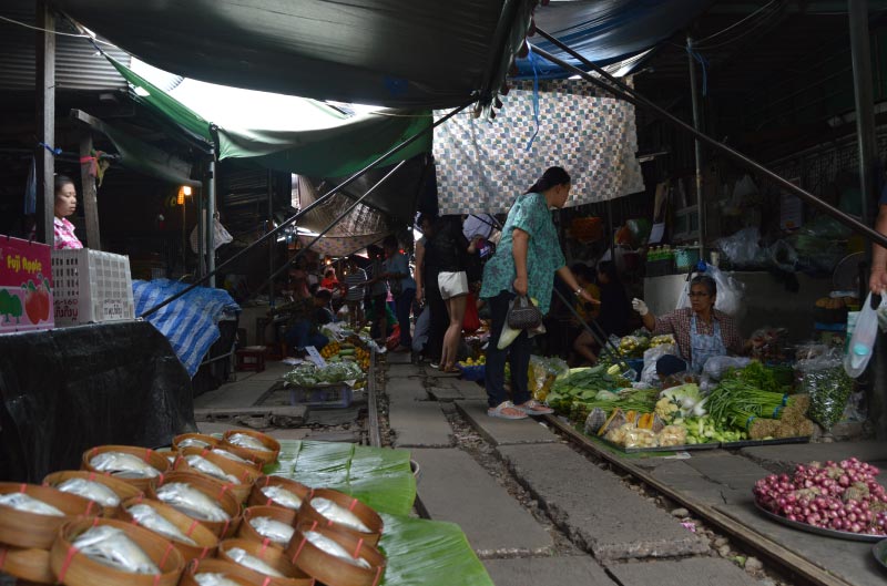 Mae Klong, mercado sobre las vías del tren de Bangkok