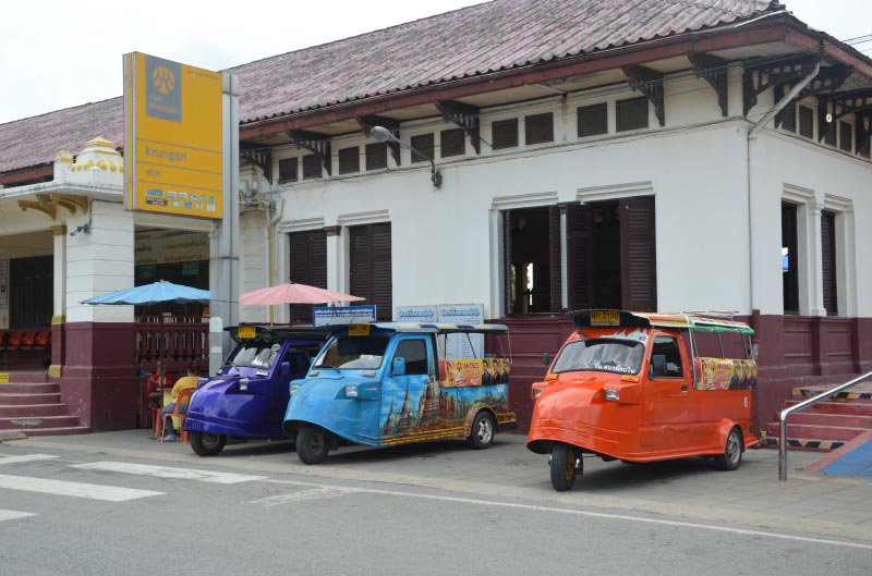 Tuk tuk en la estación de tren de Ayutthaya