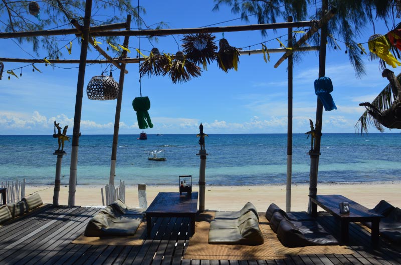 Restaurante con vistas en Sairee Beach.