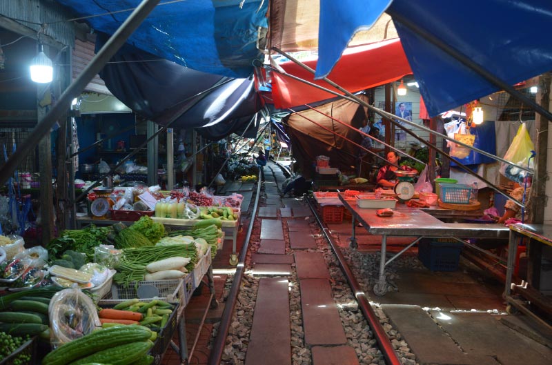 Mercado sobre las vías del tren, Mae Klong, Bangkok.