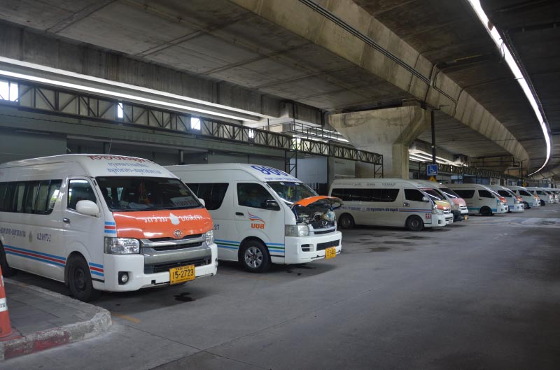 Minivan para ir de Bangkok al Mercado del Tren por tu cuenta.