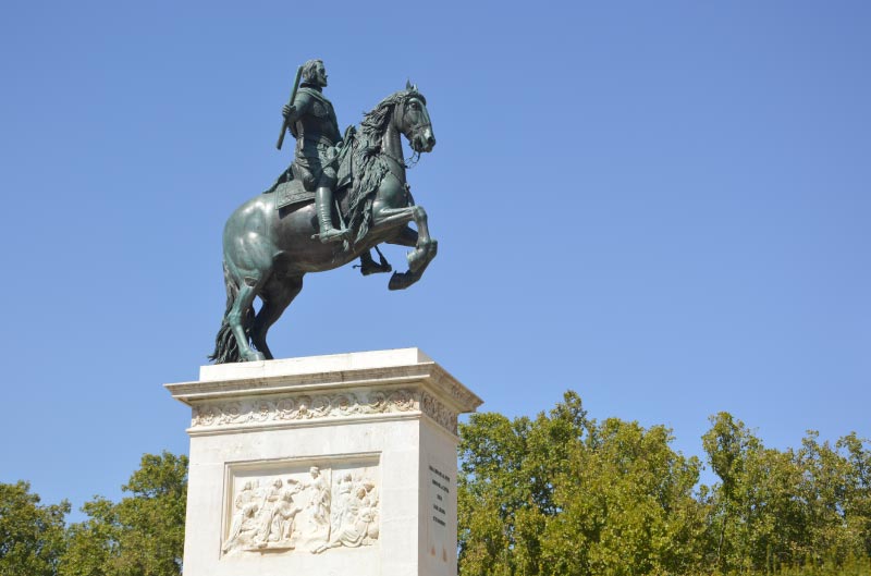 Estatua de Felipe IV en la Plaza de Oriente de Madrid