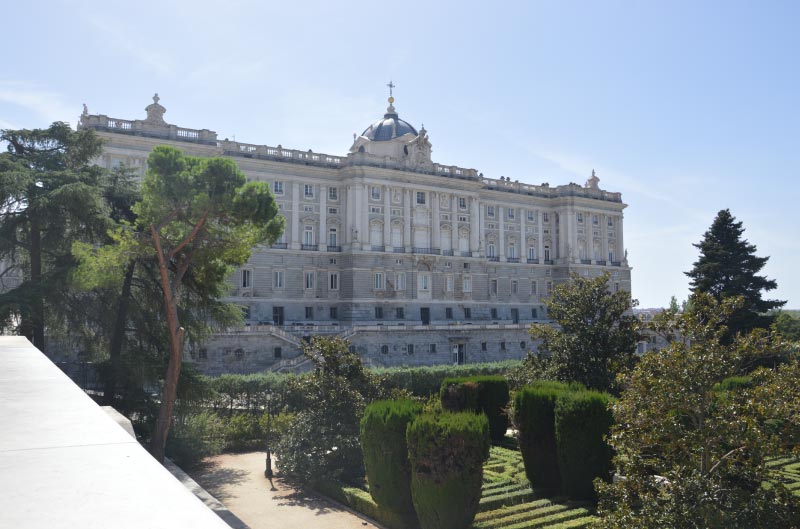 Jardines de Sabatini con vistas al Palacio Real de Madrid.