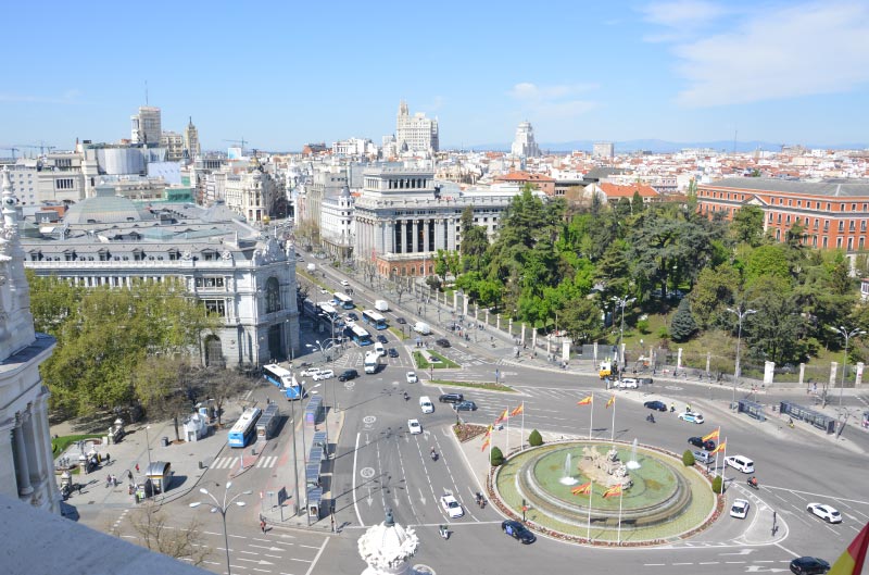 Fuente de Cibeles desde el mirador del Palacio de Cibeles, palacio de telecomunicaciones y ayuntamiento de madrid.