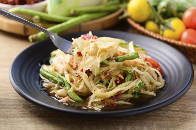 Ensalada de papaya o papaya salad, un platillo tipico de tailandia.