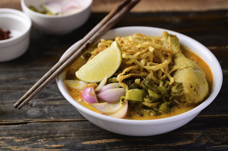 Khao Soi, una sopa típica tradicional del norte de tailandia.