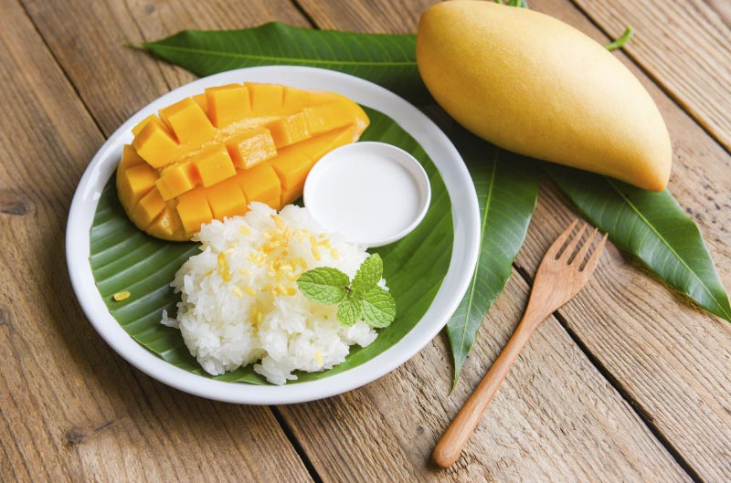 Mango sticky rice, arroz pegajoso con mango, un postre típico de Tailandia.