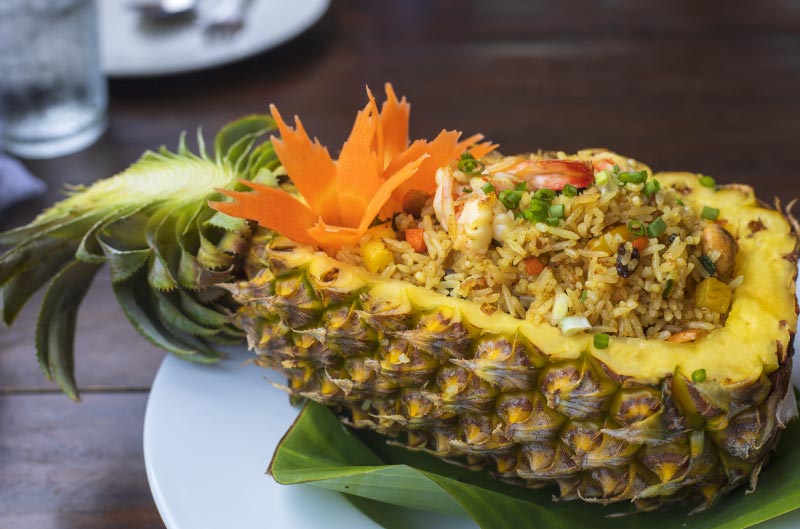 Arroz dentro de una piña, plato de la gastronomía típica de Tailandia.