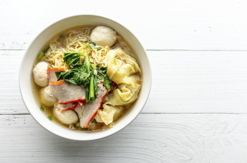 sopa de noodles, cena típica de la comida de Tailandia.